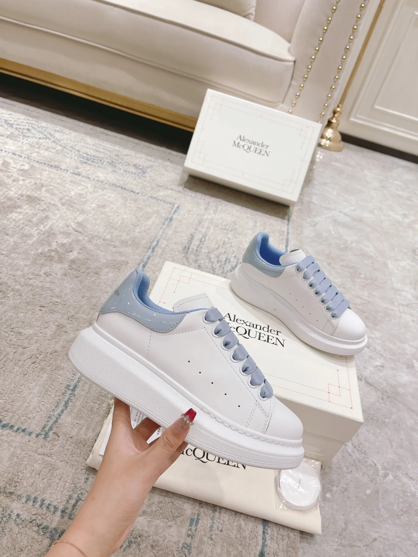 👟👟Ex-factory price 480👟👟 Alexander McQ•ss white shoes, McQueen has been making it for 5 years in a row, the latest upgrade is in sync with the counter...🈶McQueen MCQ has always been exclusive in the molded fabric material, I can't put it down, the correct version, the fit is absolutely wonderful, and the comfort is super. My company is not the first to ship out large quantities of goods, but what I give you is always the nicest goods, and I make the best quality with my heart! 👑McQueen Spring, Summer, Autumn and Winter...✔Classic + Fashionable + Versatile + Atmosphere + Elegant + Tasteful🈵🈵Celebrity first choice, one of the must-haves, many colors to choose from✔✔✔ 1⃣Fabric: Exclusive molded beige imported silk cowhide Upper imported custom anti-fouling. T👟👟Ex-factory price U+👟👟Ex-factory price U anti-yellowing. Super temperament 2⃣Inner lining: Imported A-grade water-dyed sheepskin (the price is the same as cowhide lining) 3⃣Outsole: Counter original molded rubber T👟👟factory price U outsole Thick sole design about 4.5cm Men's and women's abrasive lasts are different 4⃣With original counter publication (original off-white shoe box. Cloth bag. Handbag. Closed Qualification certificate 1:1 mold opening 4-piece set. Comes with a pair of shoelaces 👫Men and women couples size: female 35-40 male 39-44